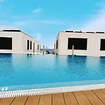 & Pool דירה *